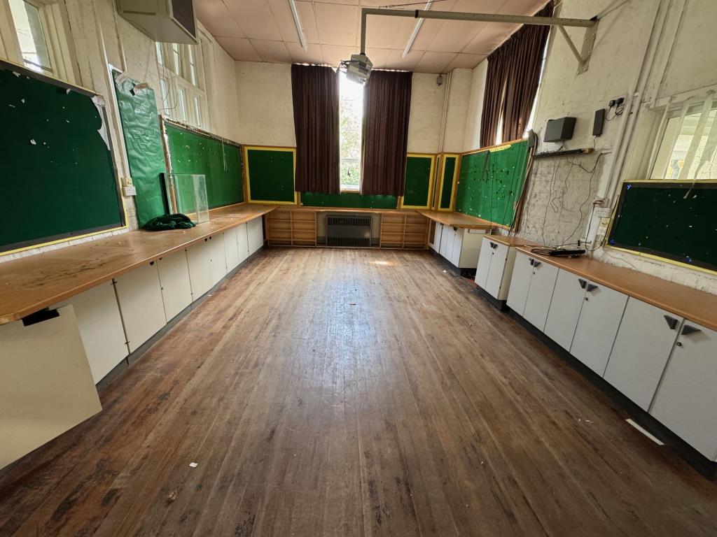 Lot: 43 - FREEHOLD COMMERCIAL PROPERTY WITH CONVERSION/REDEVELOPMENT POTENTIAL - Hall 3